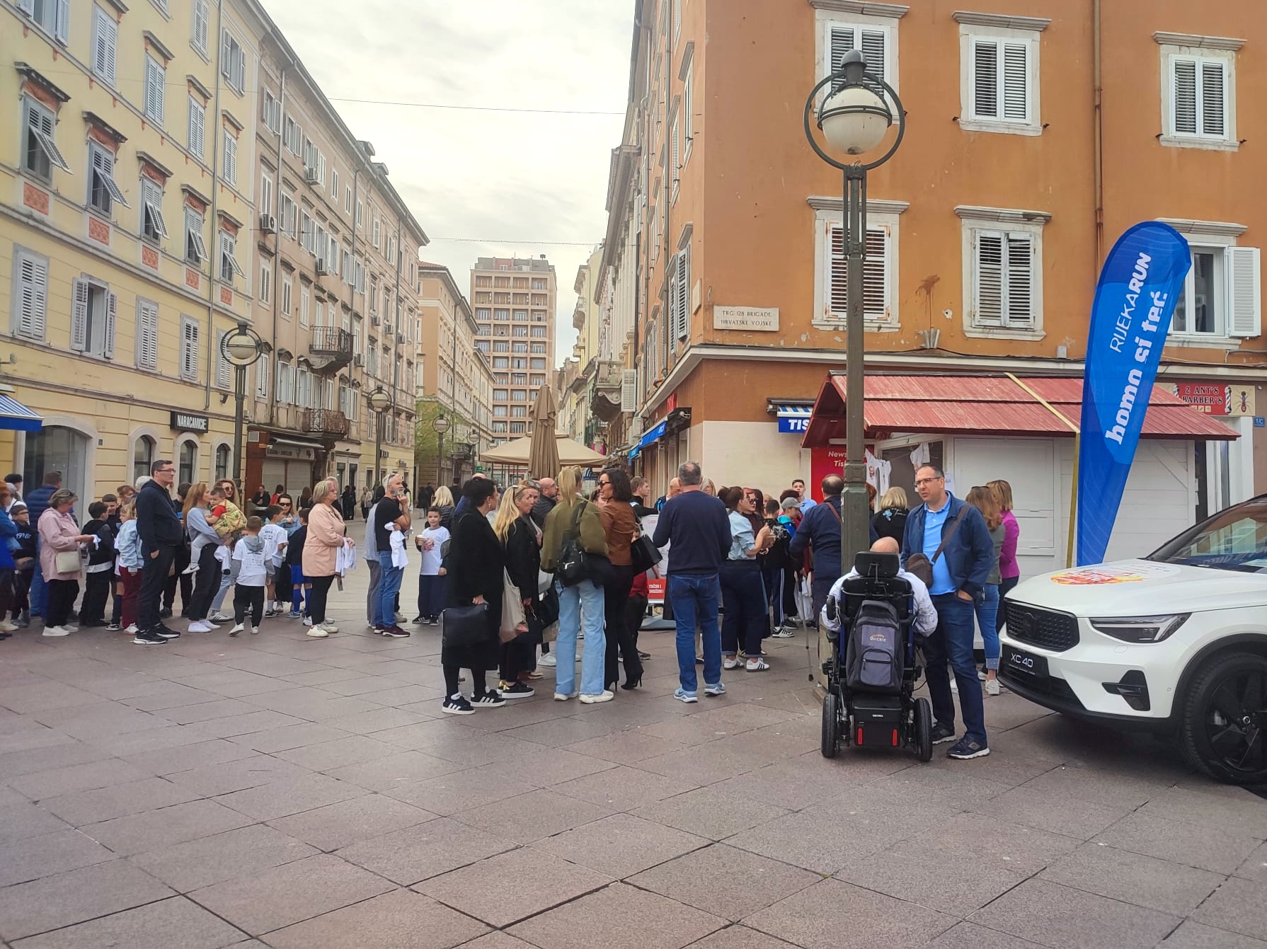 Nogometaši NK Rijeke Fruk i Zlomislić podržali humanitarnu akciju na štandu Homo si teć foto 7