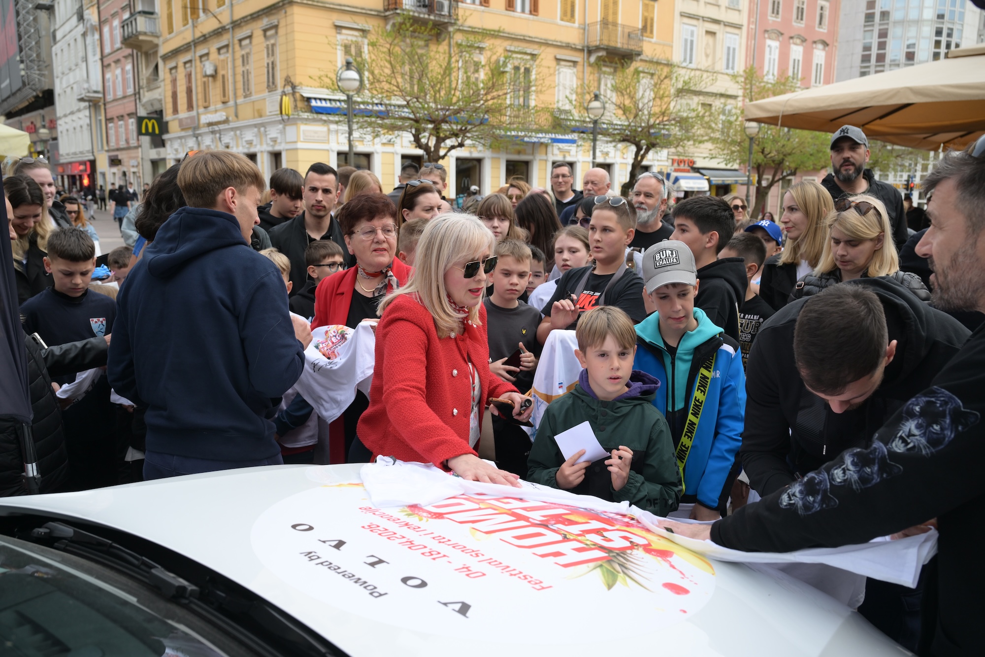 Nogometaši NK Rijeke Fruk i Zlomislić podržali humanitarnu akciju na štandu Homo si teć foto 4