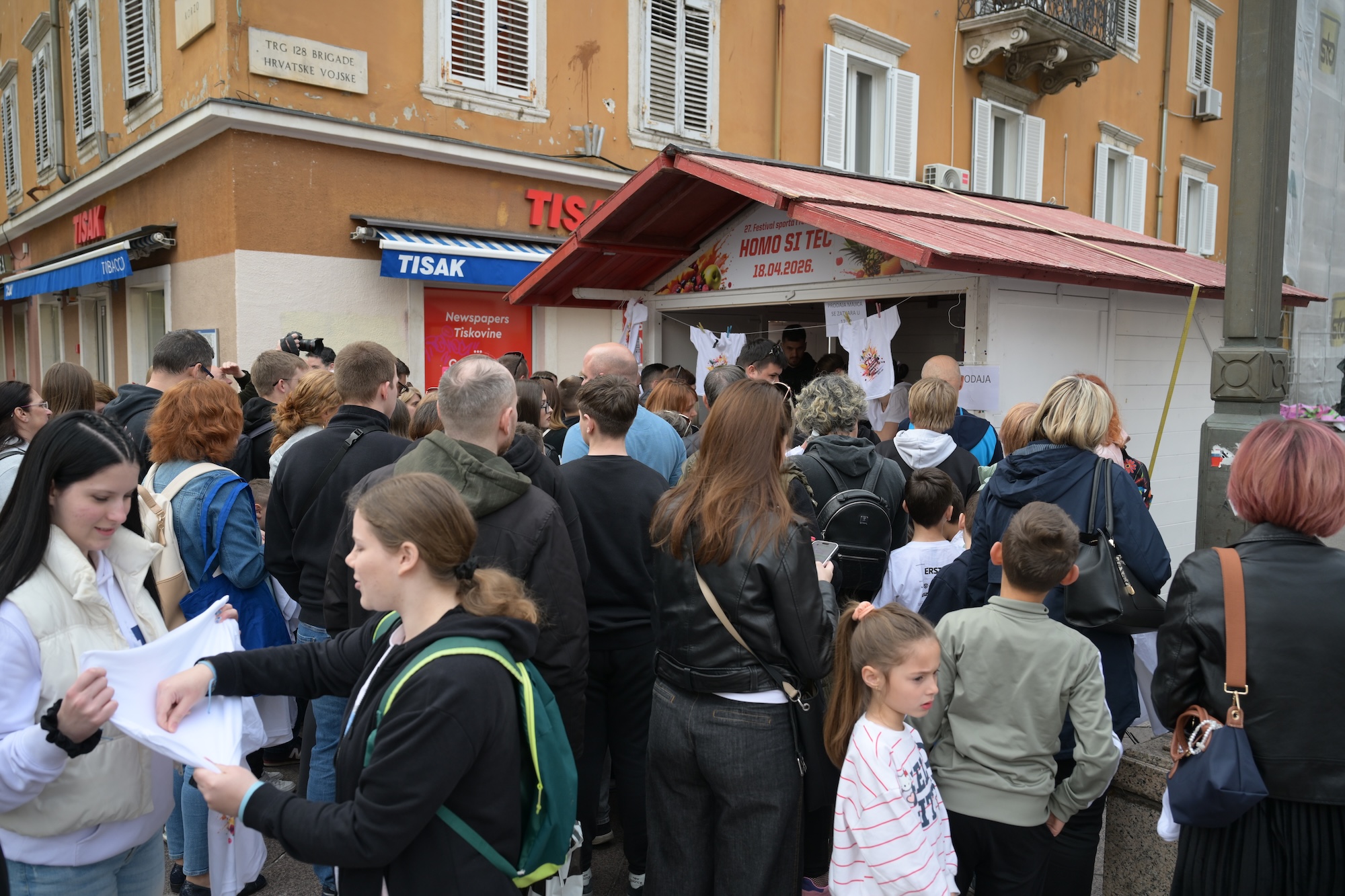 Nogometaši NK Rijeke Fruk i Zlomislić podržali humanitarnu akciju na štandu Homo si teć foto 2
