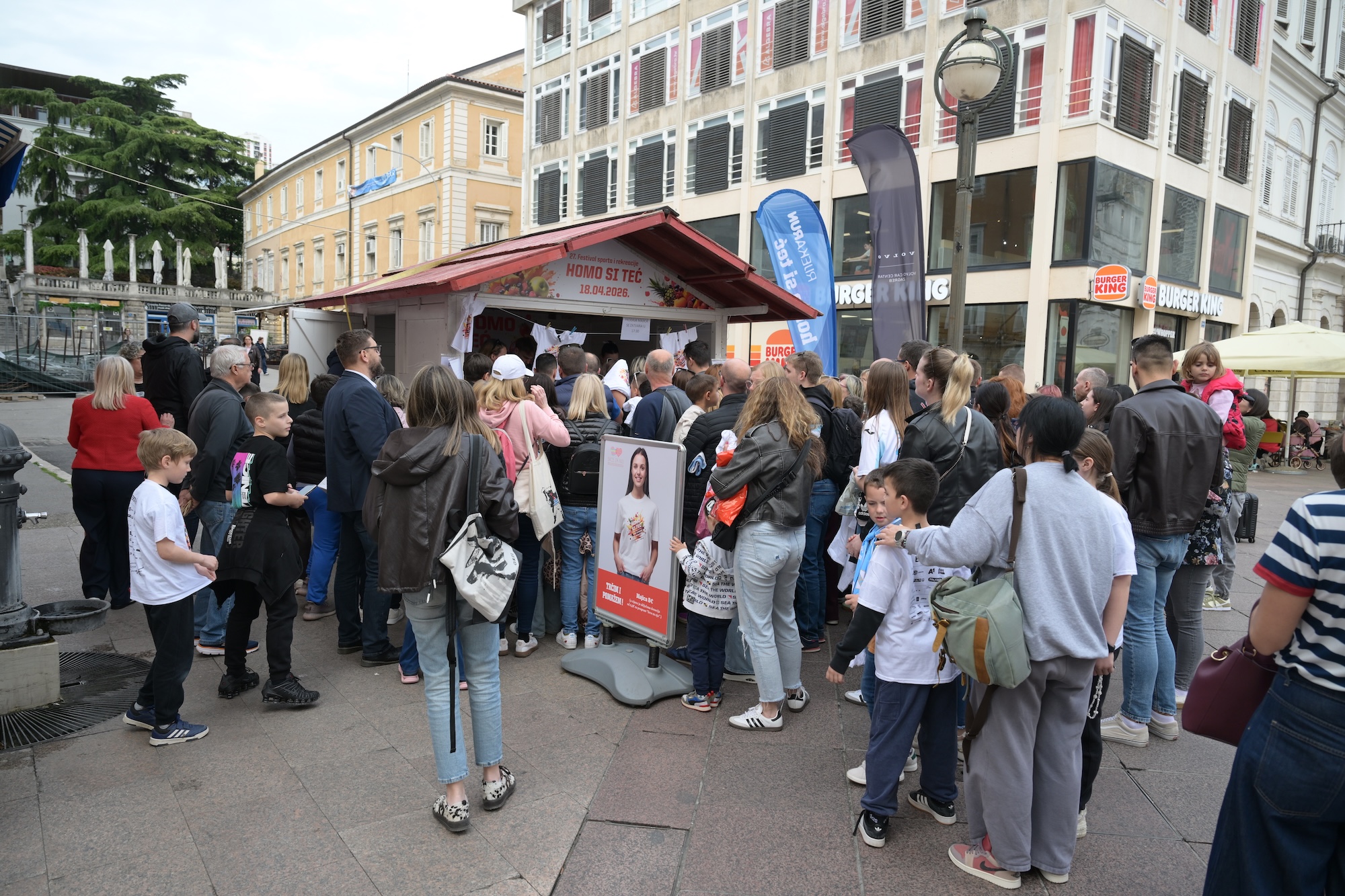 Nogometaši NK Rijeke Fruk i Zlomislić podržali humanitarnu akciju na štandu Homo si teć foto 3