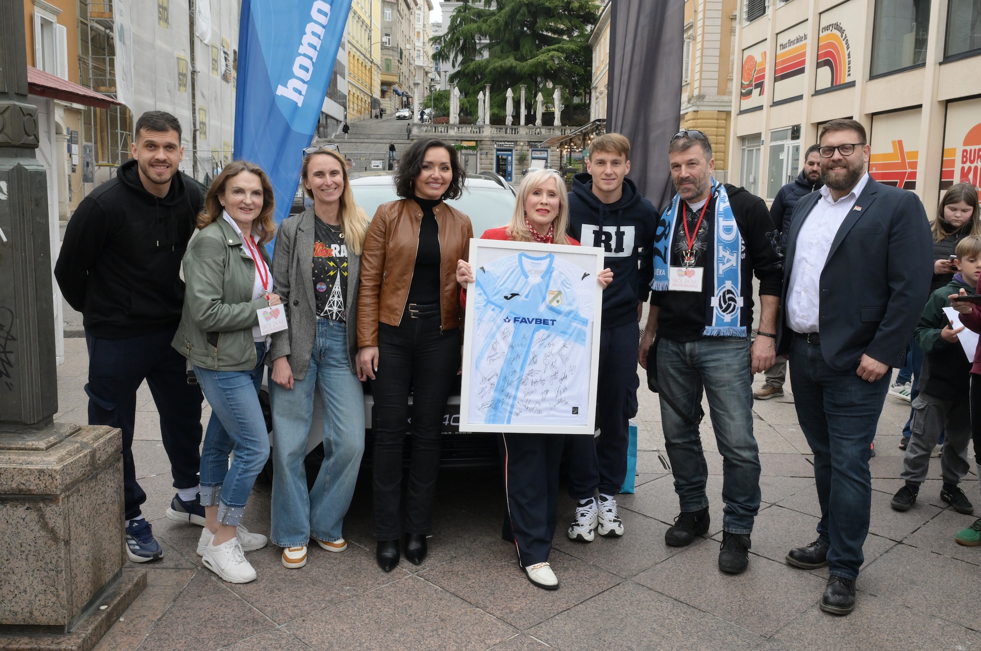 Nogometaši NK Rijeke Fruk i Zlomislić podržali humanitarnu akciju na štandu Homo si teć foto 5