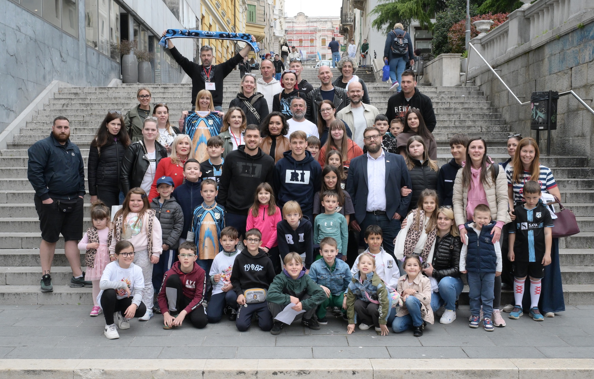 Nogometaši NK Rijeke Fruk i Zlomislić podržali humanitarnu akciju na štandu Homo si teć foto 6